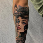 Realistik Tattoo am Unterarm mit Medusa Motiv
