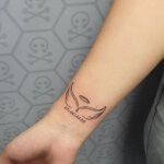 Kleines Tattoo: Engelsflügel mit Datum
