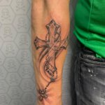 Kreuz mit Kette Unterarm