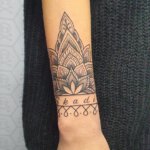 Mandala Tattoo auf dem Unterarm in Schwarz