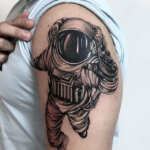 Oberarm Tattoo mit Astronauten als Motiv