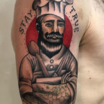 Oberarm Tattoo mit einem Koch im Comicstil als Motiv