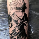 Tattoo in schwarz-weiß mit Mangafigur als Motiv