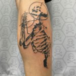 Tattoo mit Motiv: betendes Skelett