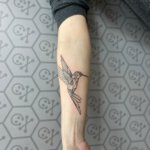 geometrischer Vogel als Unterarm Tattoo