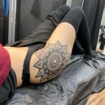 Mandala Tattoo auf einem Oberschenkel