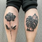 Tattoo mit Rosen- und Blatt Motiv auf beiden Waden