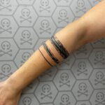 Armband Tattoo mit unterbrochenen Linien