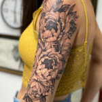 Arm Tattoo mit Pfingstrosen als Motiv