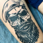 Totenkopf mit Bart und Barett als Tattoo Motiv