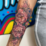 Ein Tattoo von rosa Pfingstrosen