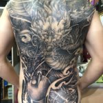 Tattoo auf dem ganzen Rücken mit Drachen Motiv