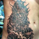 Bauch Tattoo mit japanischem Fabeltier in schwarz