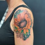 Sonnenblumen Tattoo mit Dekoelementen