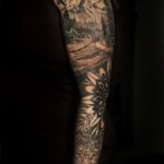 Tattoo auf dem ganzen Arm mit Mandala und Berg Motiv