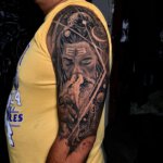 Oberarm Tattoo als Motiv ein rauchender Stammesangehöriger