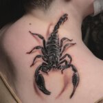Tattoo auf der Schulter mit Skorpion Motiv