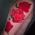 Drei rote Rosen als Tattoo über einen ganzen Arm