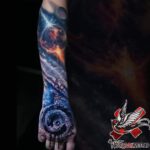 Unterarm und Handrücken Tattoo mit Planeten und Weltraum Motiv