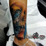 Blauhäher in einem Totenkopf als Tattoo