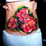 Tattoo an der seitlichen Taille mit Blumen Motiv