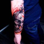 Unterarm Tattoo mit einem Totenschädel x Kompass als Motiv