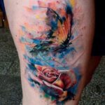 Tattoo eines Schmetterlings das auf einer Blüte landet im Watercolor-Stil