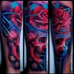 Tattoo in Blau/Rot von einem Totenkopf mit Rose und Dornenkrone