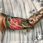 Arm Tattoo in schwarz mit rosa Blüte