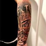 Tattoo auf dem Arm mit einem Spiralauge und Blitze als Motiv