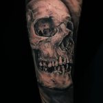 Totenkopf Tattoo im Realistik Stil