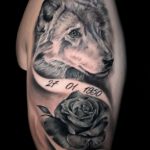 Oberarm Tattoo mit Wolf und Rose als Motiv